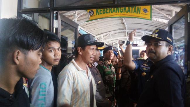 Bupati Rafiq Gunakan Pengeras Suara Pantau Arus Mudik di Pelabuhan